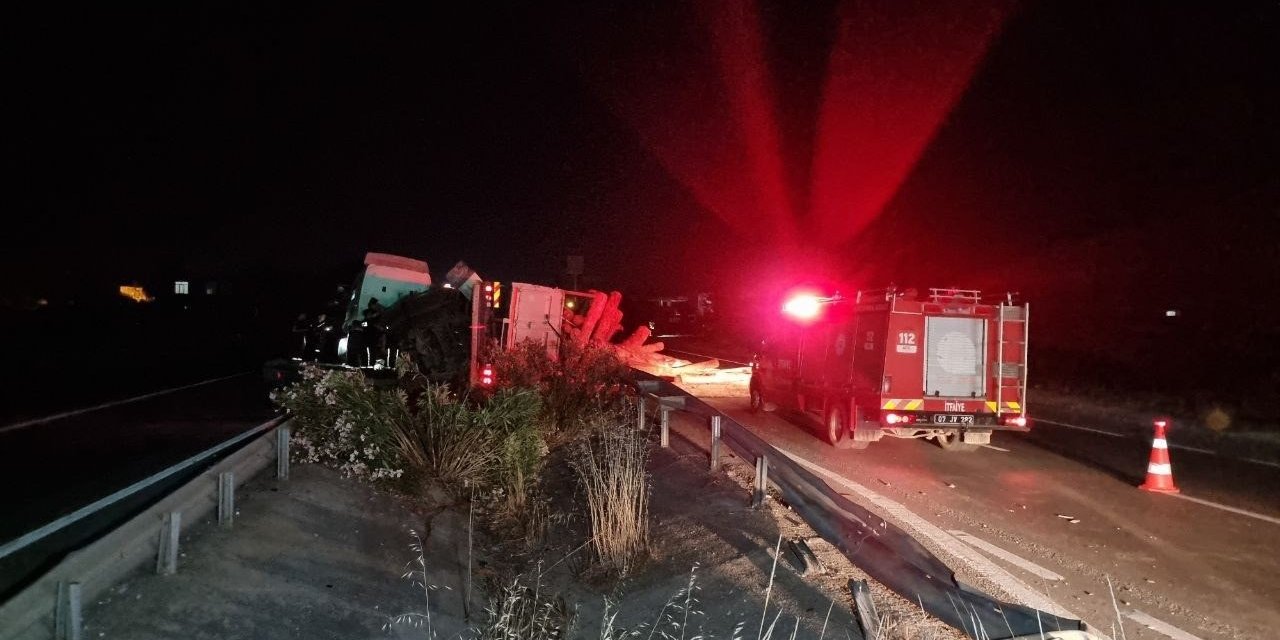 Tomruk yüklü kamyon bariyerlere girdi: 1 ölü