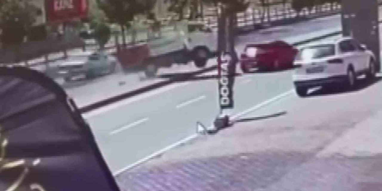 Otomobil ile çarpışan kamyonet kaldırıma çıktı: O anlar güvenlik kamerasına yansıdı
