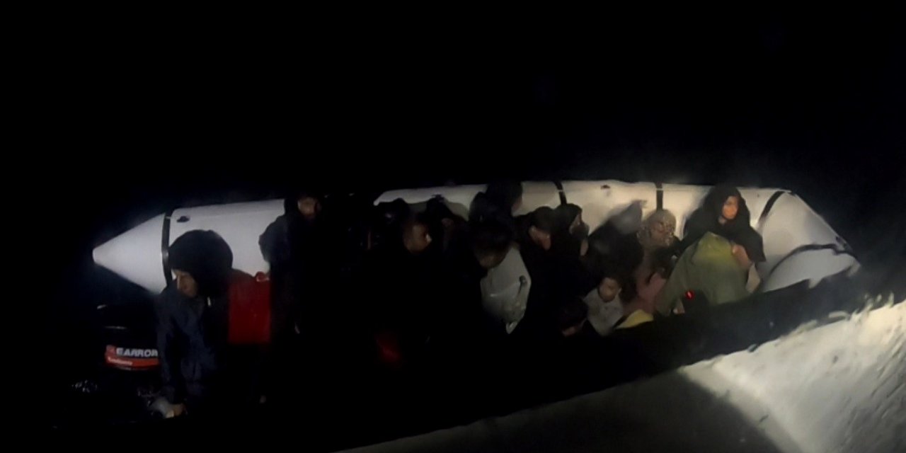 Ayvalık açıklarında 23 düzensiz göçmen yakalandı