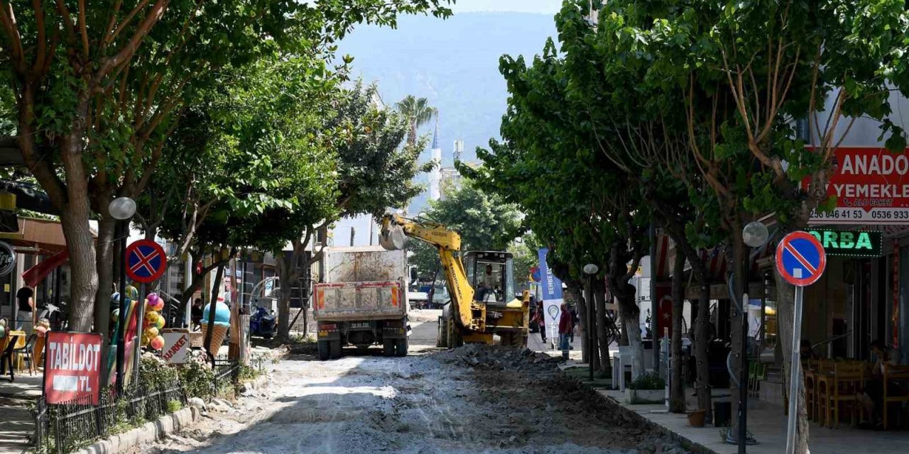 Kuşadası Özer Türk Caddesi’nde yenileme çalışmaları başladı