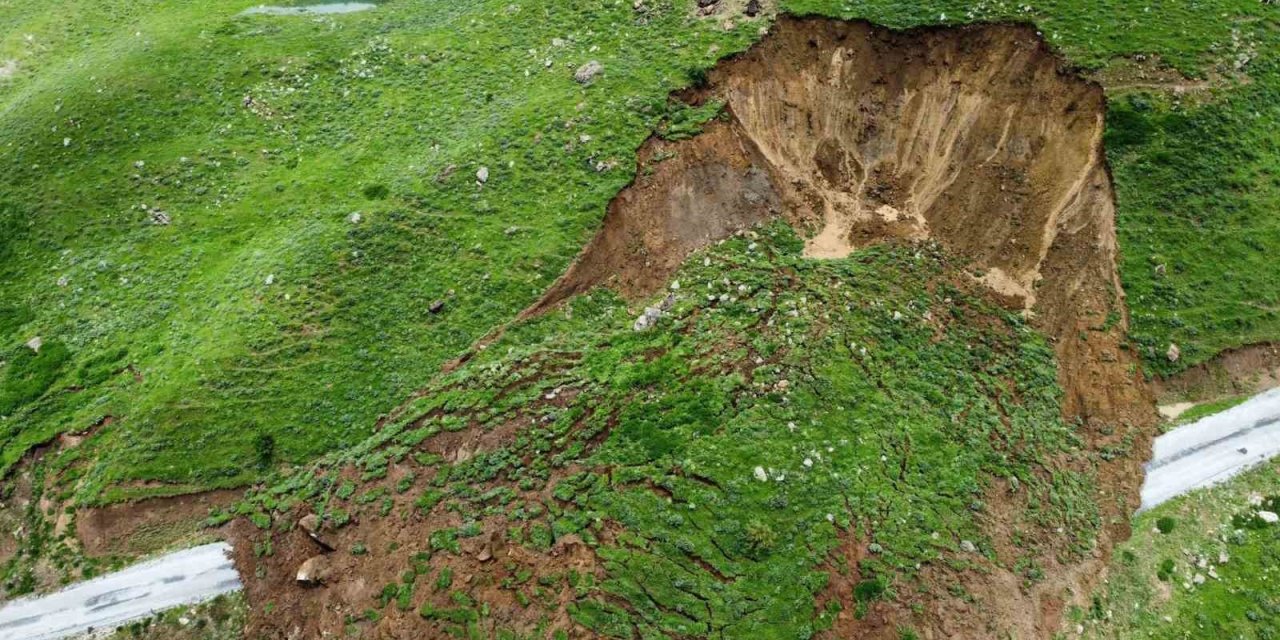Heyelana bağlı yayla yolu çöktü