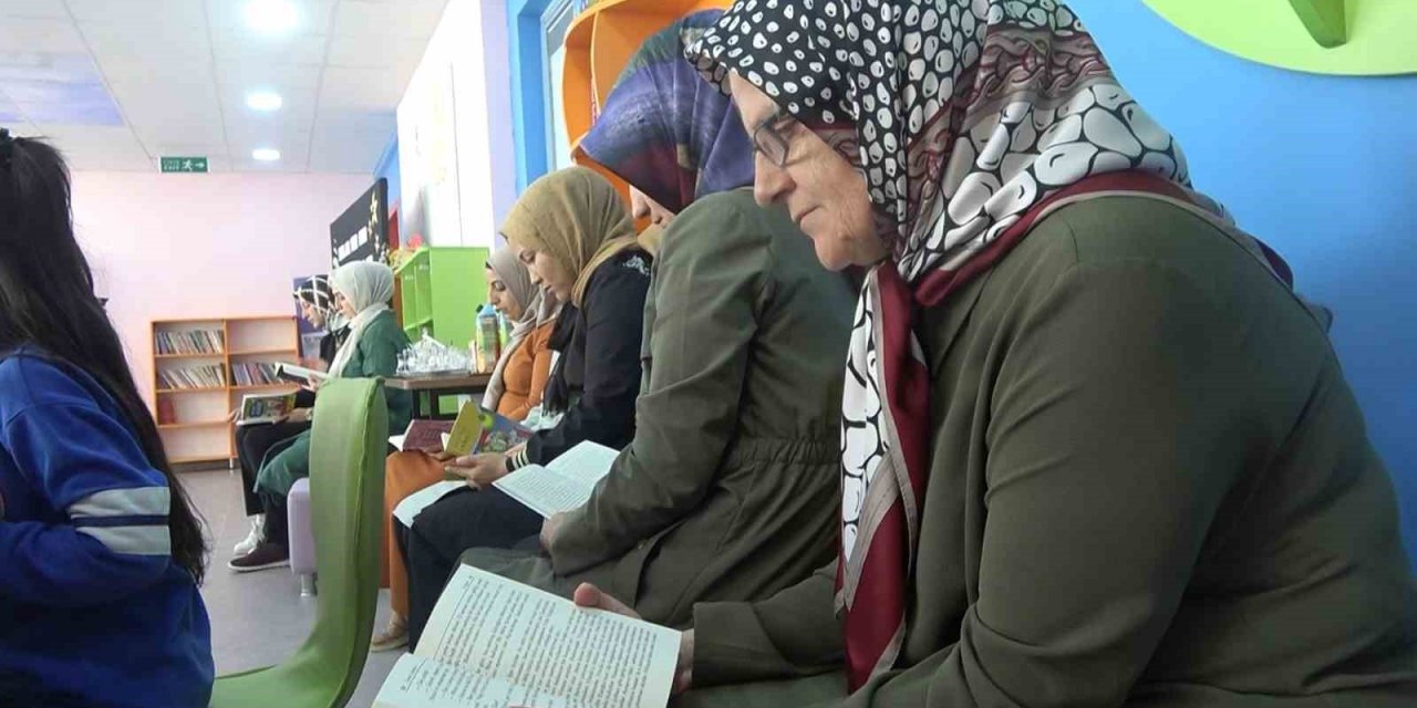Yalova’da dedeler ve nineler, torunlarıyla kitap okuyor