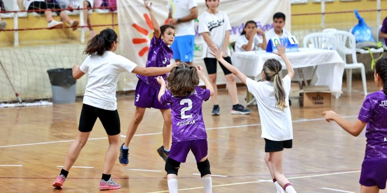 Minik eller bu kez yüzlerce çocuğu spora kazandıran öğretmen için sahaya çıkacak