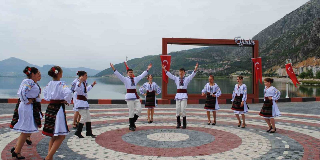Moldova ve Ukrayna Halk oyunları ekibi Eğirdir’e renk kattı