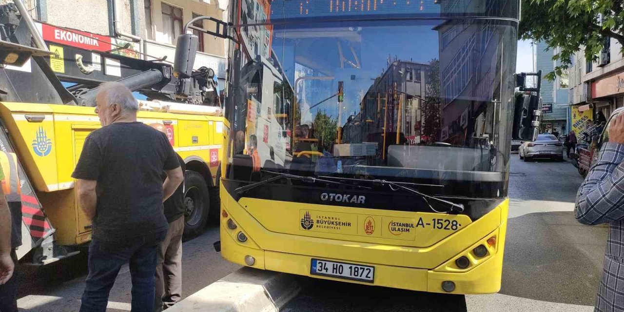 Fren yerine gaza basan İETT otobüsü şoförü refüje çıktı: Faciadan dönüldü