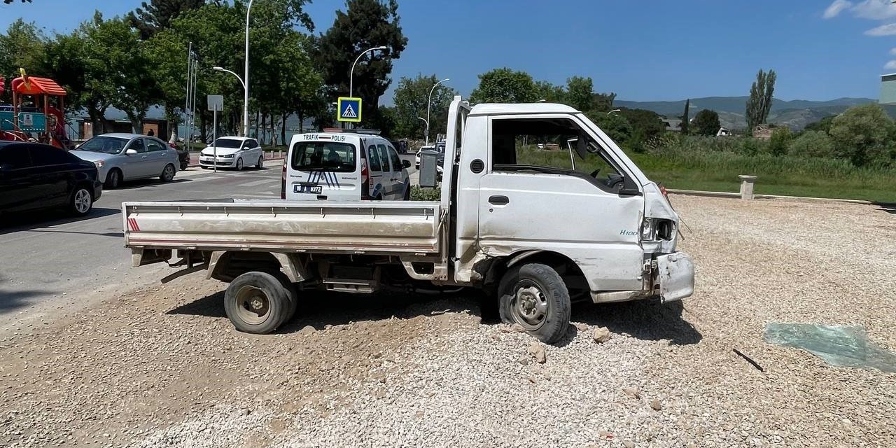 Kazaya karışan kamyonet 50 metre savrulup ünlü sanatçının evine böyle daldı