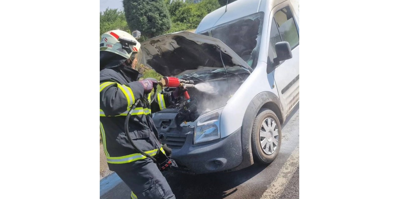 Yalova’da seyir halindeki kamyonet alevlere teslim oldu