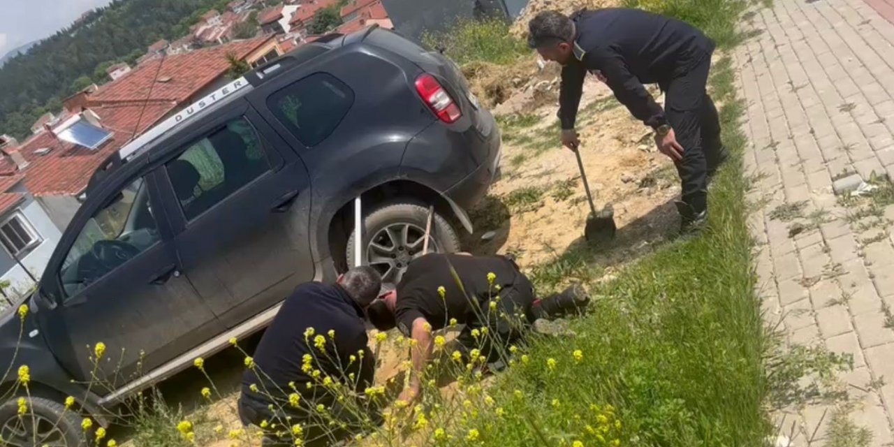 Bozüyük Belediyesi itfaiyesinden başarılı yılan operasyonu