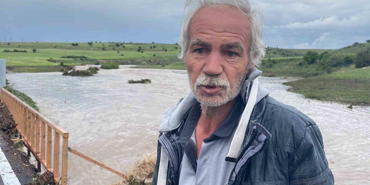 Eskişehir’de yıllardır akmayan dere sağanakla taştı, karayolu balçıkla kaplandı