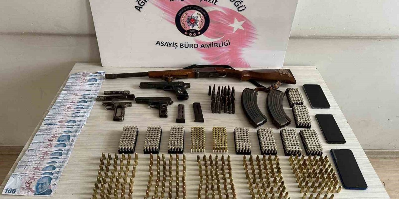 Ağrı’da şüpheli araçtan sahte para, tabanca, av tüfeği ve mermi çıktı