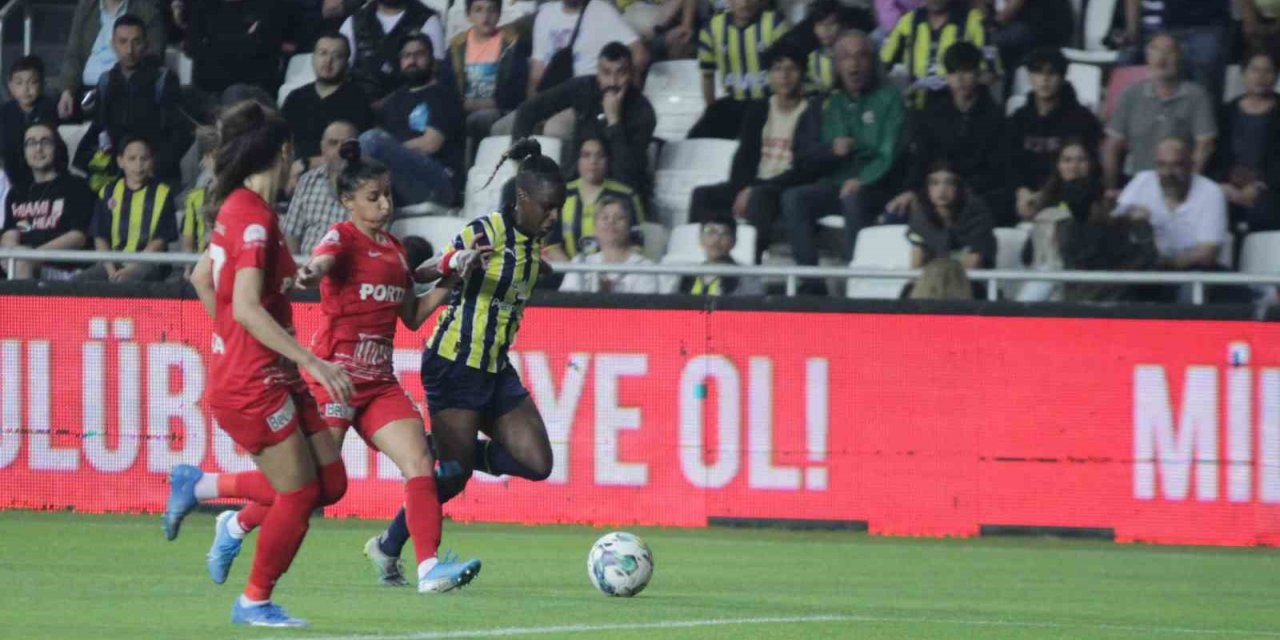 Turkcell Kadın Futbol Süper Ligi şampiyonu Ankara Büyükşehir Belediyesi Fomget