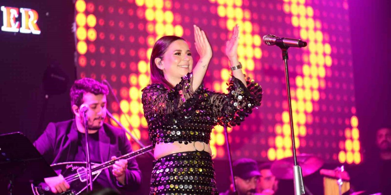 Merve Özbey Bursa’da coşturdu