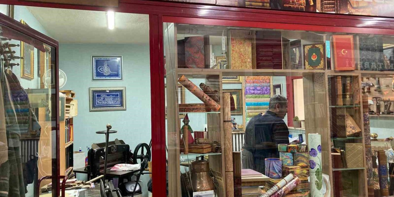 Yıpranmış kitapların tabibi: Mehmet Karslı