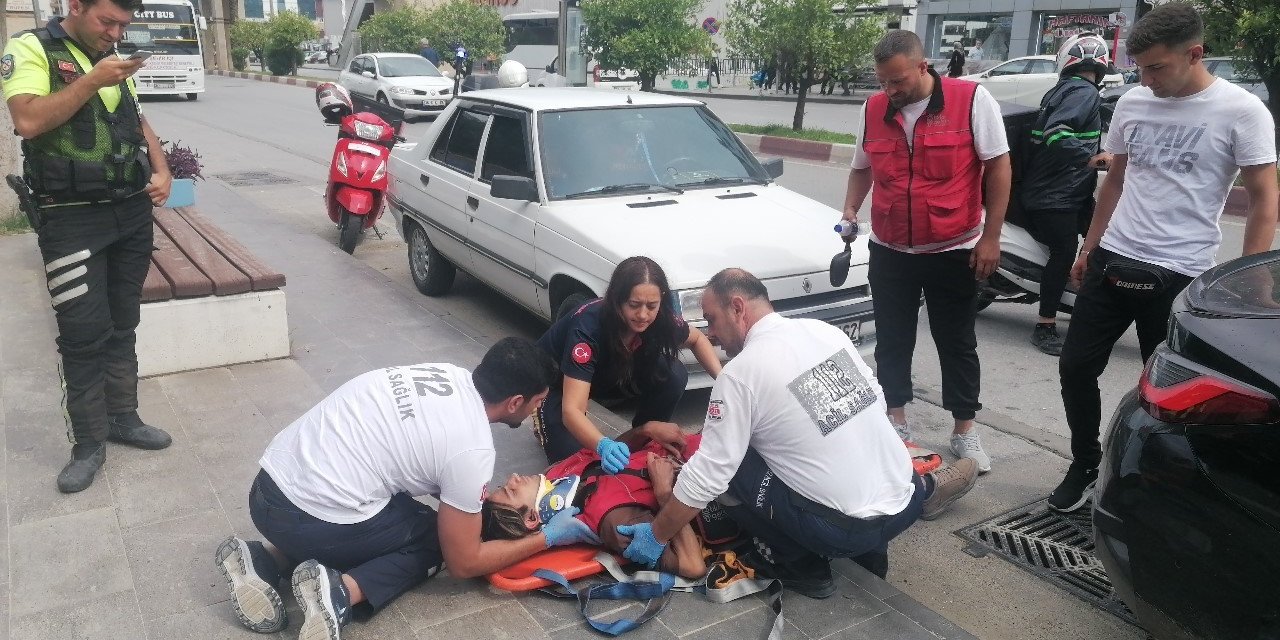Otomobilin çarpıp kaçtığı motosikletli kurye yaralandı