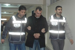 Bebeğin yastığına esrar koydular!