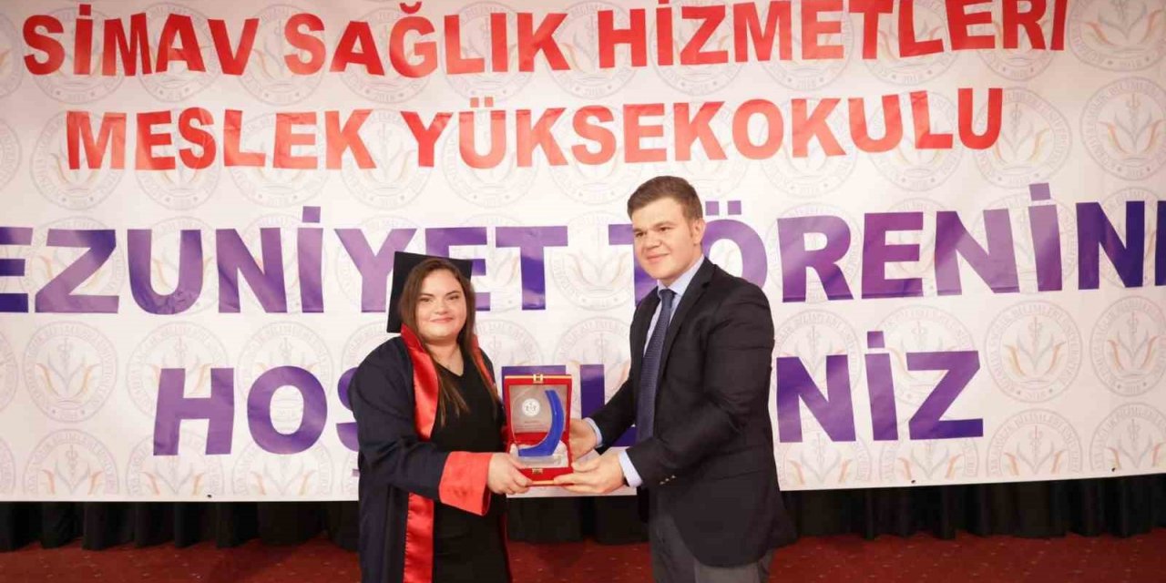 Simav Sağlık Hizmetleri Meslek Yüksekokulunda mezuniyet coşkusu