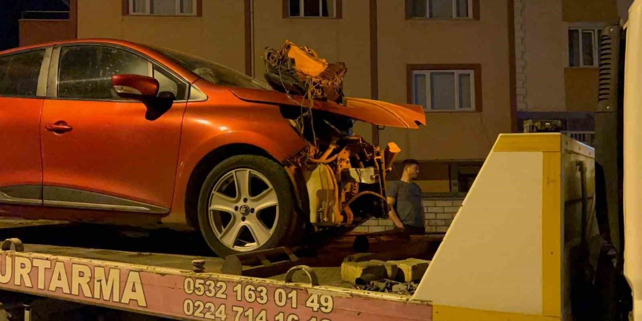 Bursa’da 2 otomobil kafa kafaya çarpıştı: 4 yaralı