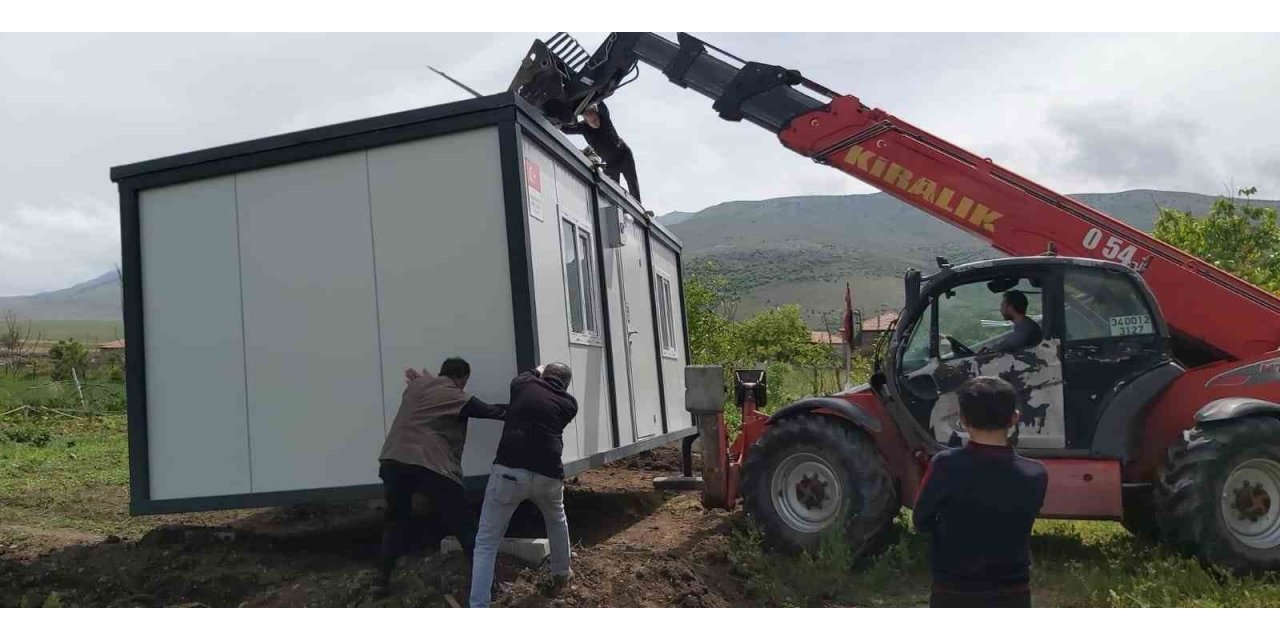 Tomarza’da evleri ağır hasar gören vatandaşlara konteynerleri verildi
