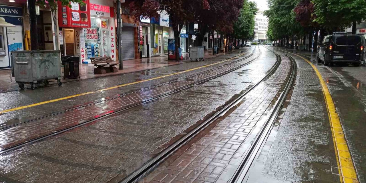 Gök gürültülü sağanak yağış sonrası sokaklar bomboş kaldı