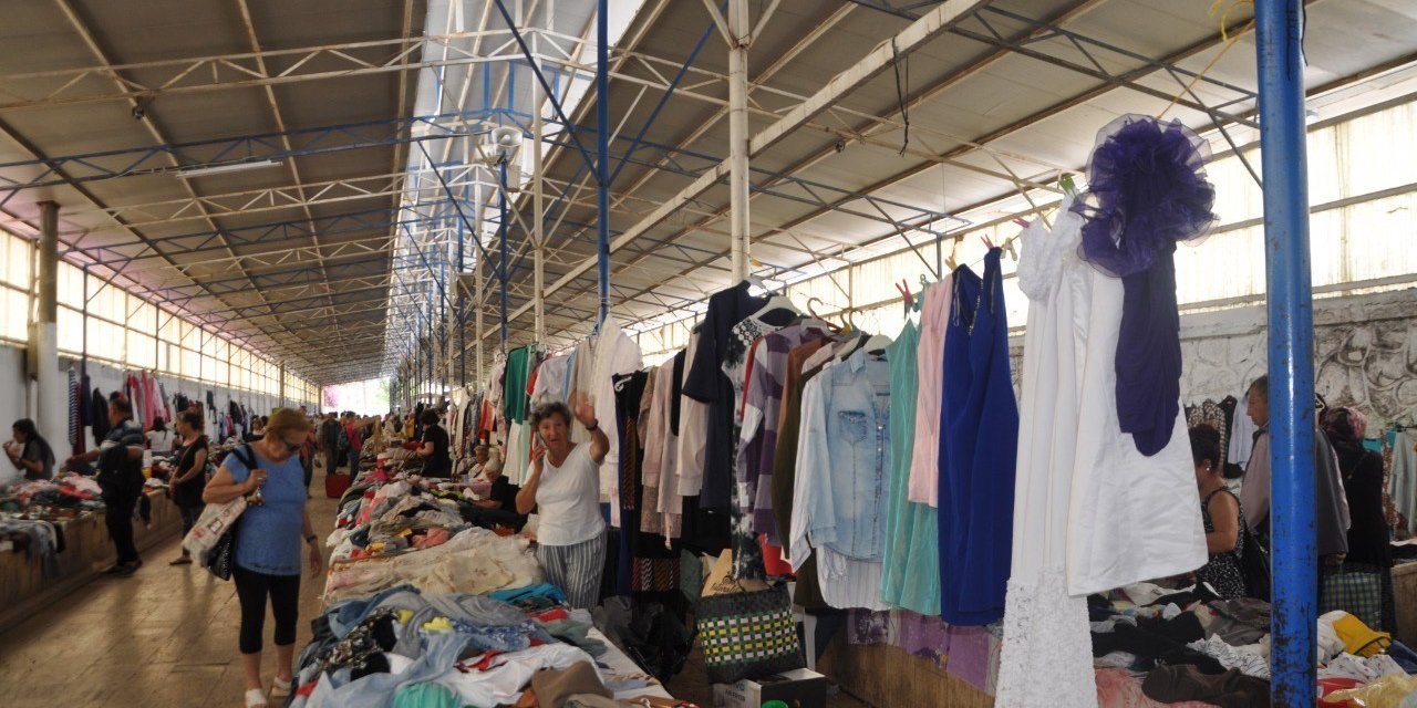 İkinci el pazarında satış yaparak sokak hayvanlarına yardım eli uzatıyor