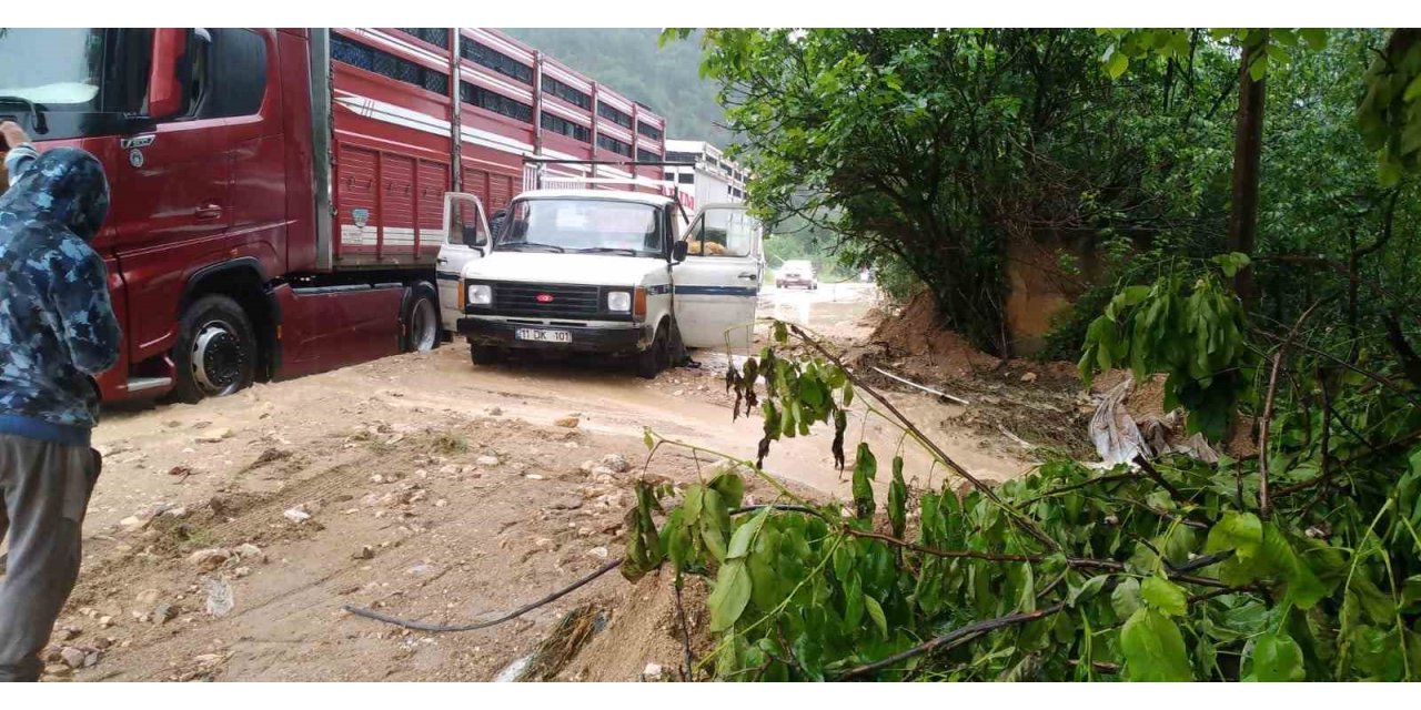 Sakarya Nehri taştı Söğüt-İnhisar yolu selden dolayı trafiğe kapandı