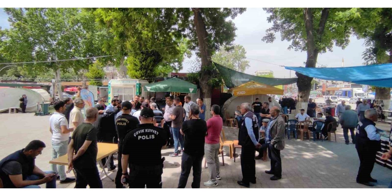 Malatya’da çarşı merkezinde kaldırımlardaki tezgahlar kaldırılıyor