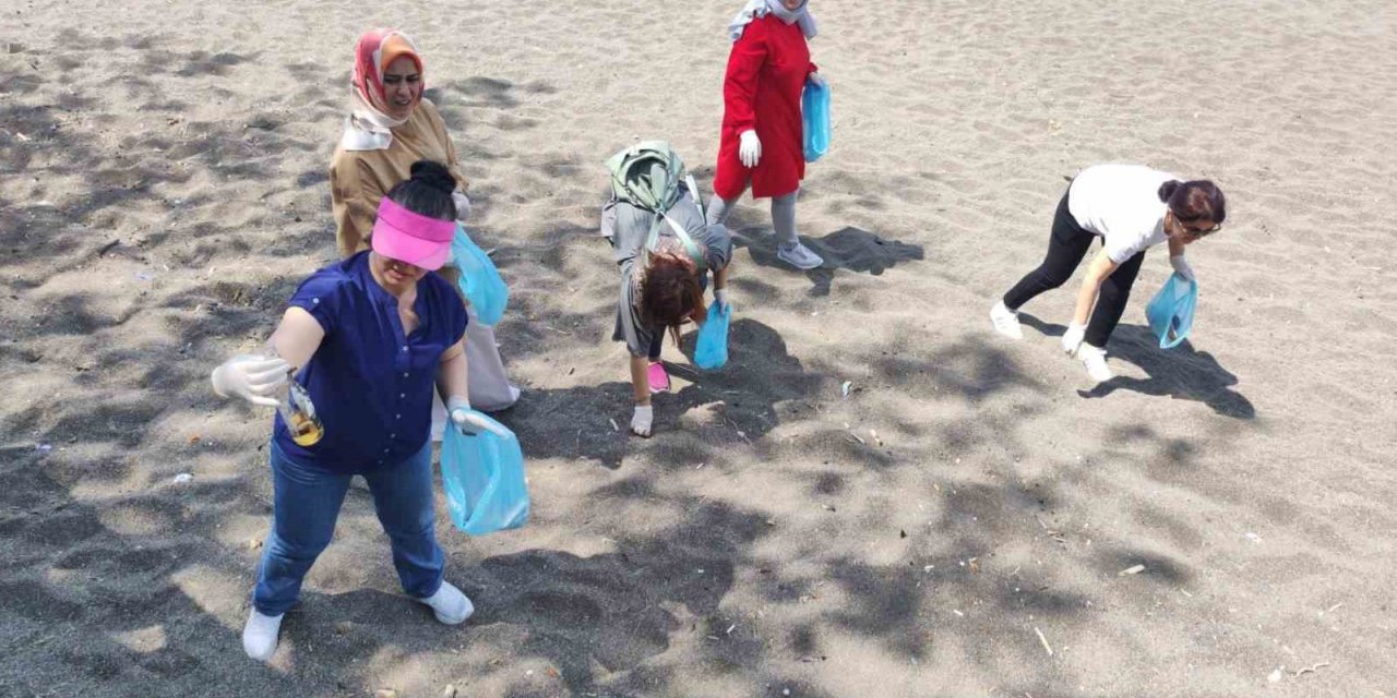 Sahilden sigara izmariti topladılar