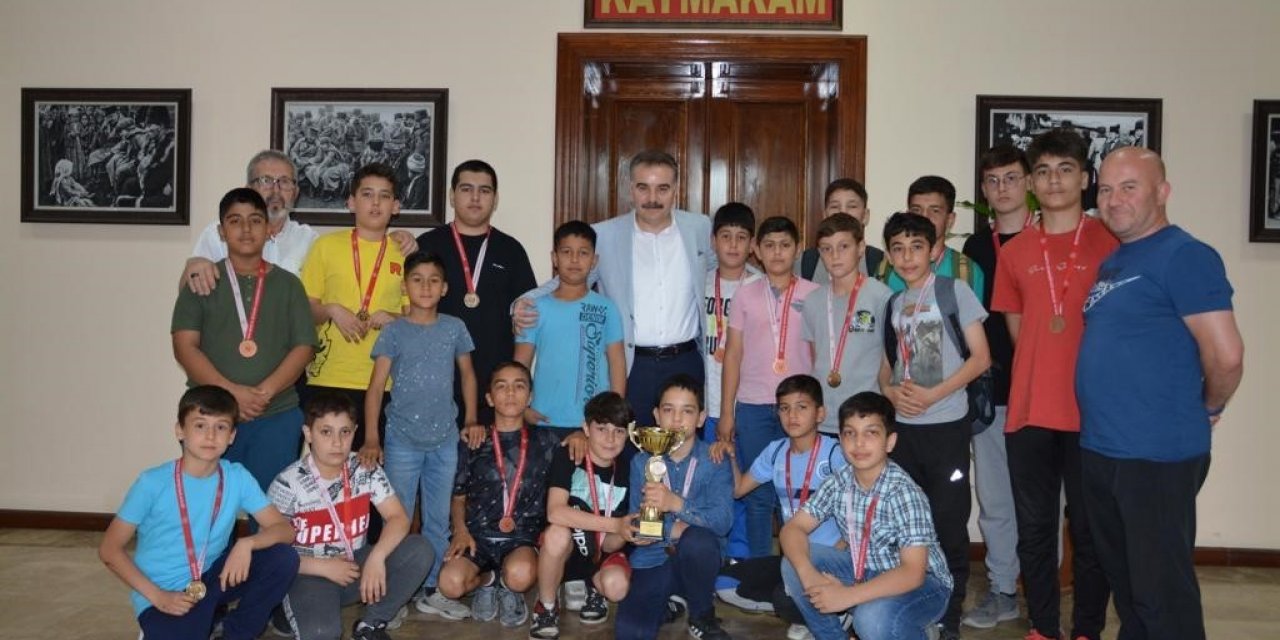 Kaymakam Odabaş, şampiyon güreşçileri makamında ağırladı