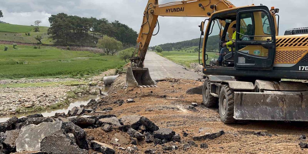 Sel suları Yazılıkaya yolunu kullanılmaz hale getirdi
