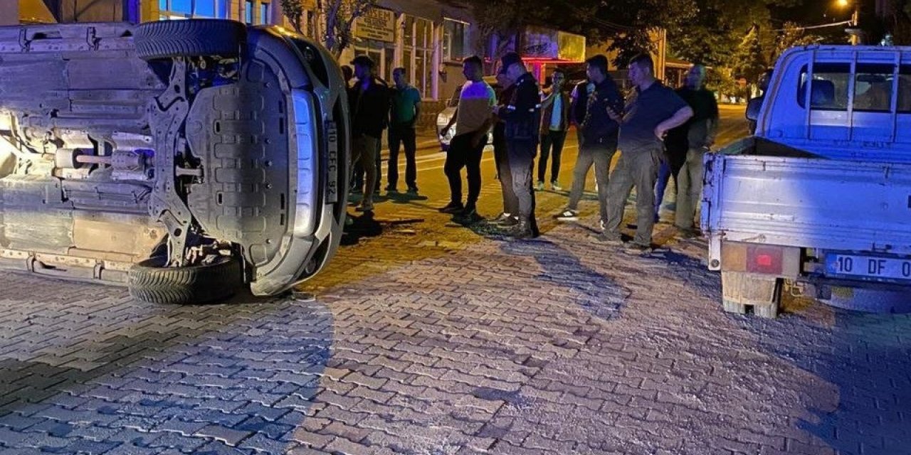 Park halindeki kamyonete çarpan otomobilde 2 kişi yaralandı