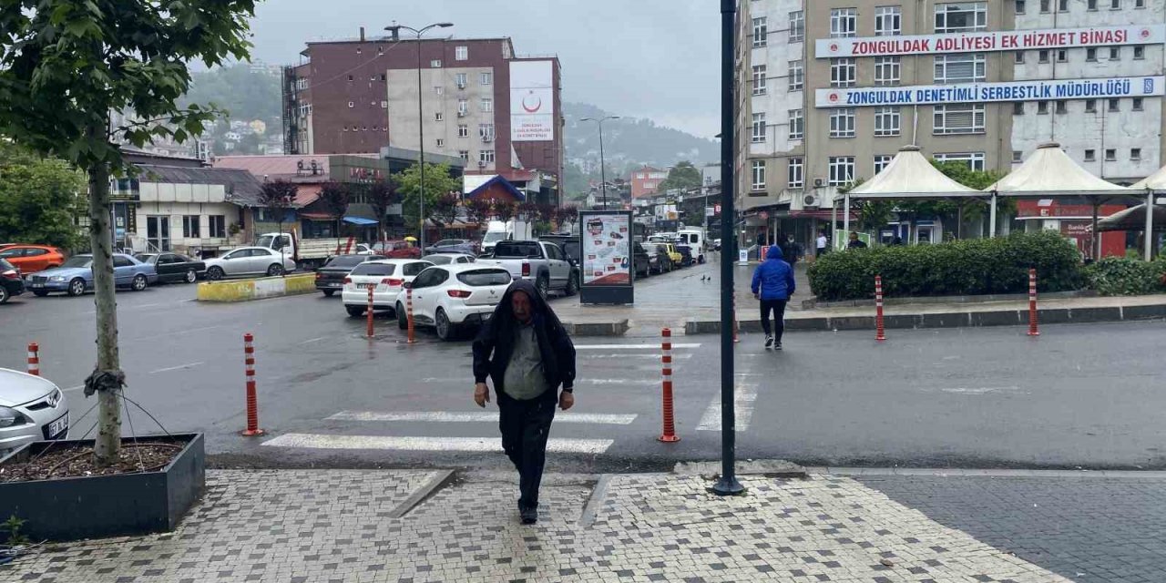 Hazırlıksız yakalandılar, yağmurdan korunmaya çalıştılar