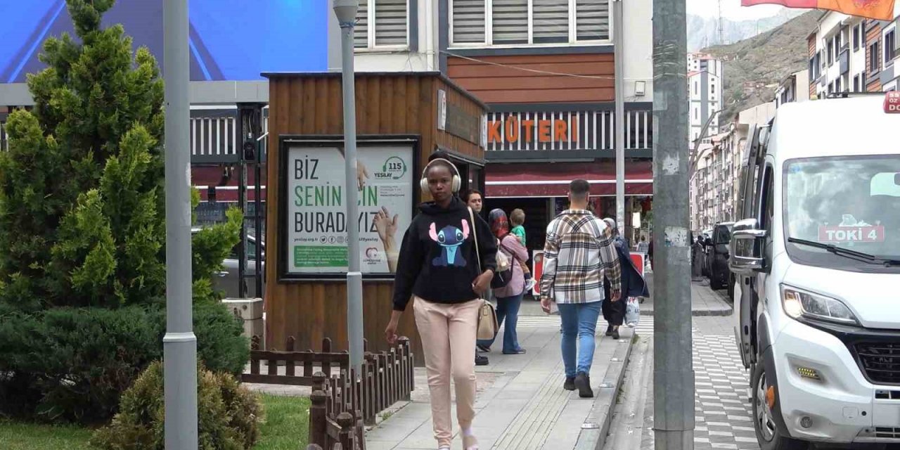 Afrikalı öğrenciler Gümüşhane’de dolmuşta konser verirse...