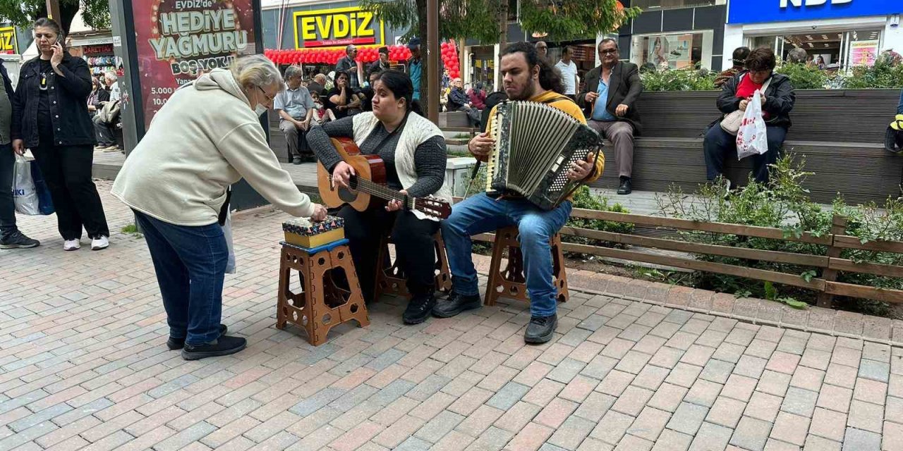 Sağanak yağış sonrası güneş açınca kent merkezi doldu taştı