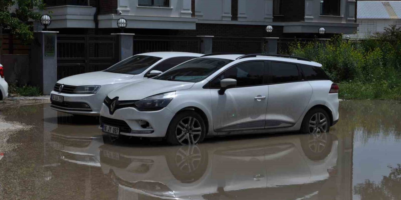 Boş araziye park edilen araçlar yağmur sonrası oluşan su birikintisinin ortasında kaldı