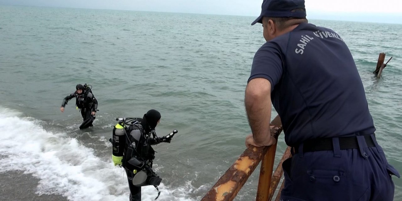 Deniz kenarında elbiseleri bulunan yabancı uyruklu şahsı arama çalışmaları sürüyor