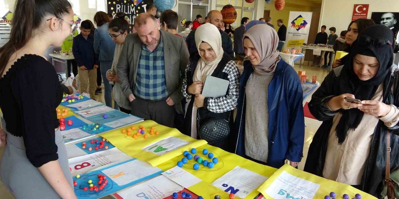 Yaptıkları bilimsel çalışmaları sergilediler