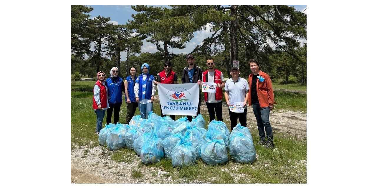 Yarım saatte 30 çöp poşeti doldu