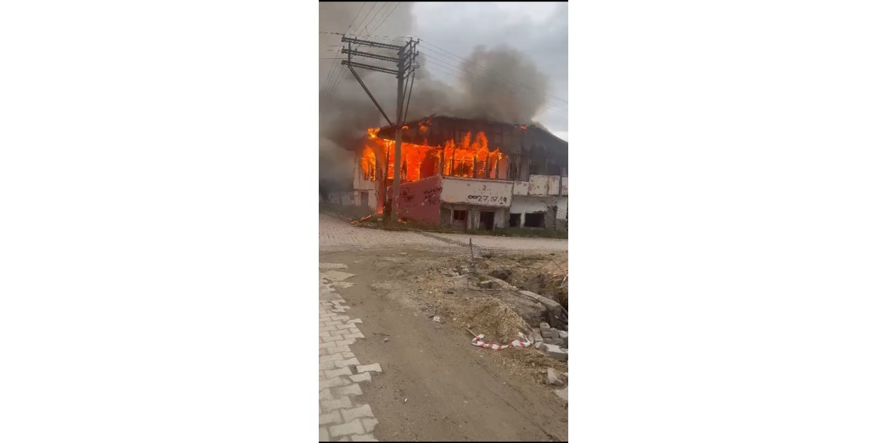 Isparta’da metruk bina alevlere teslim oldu