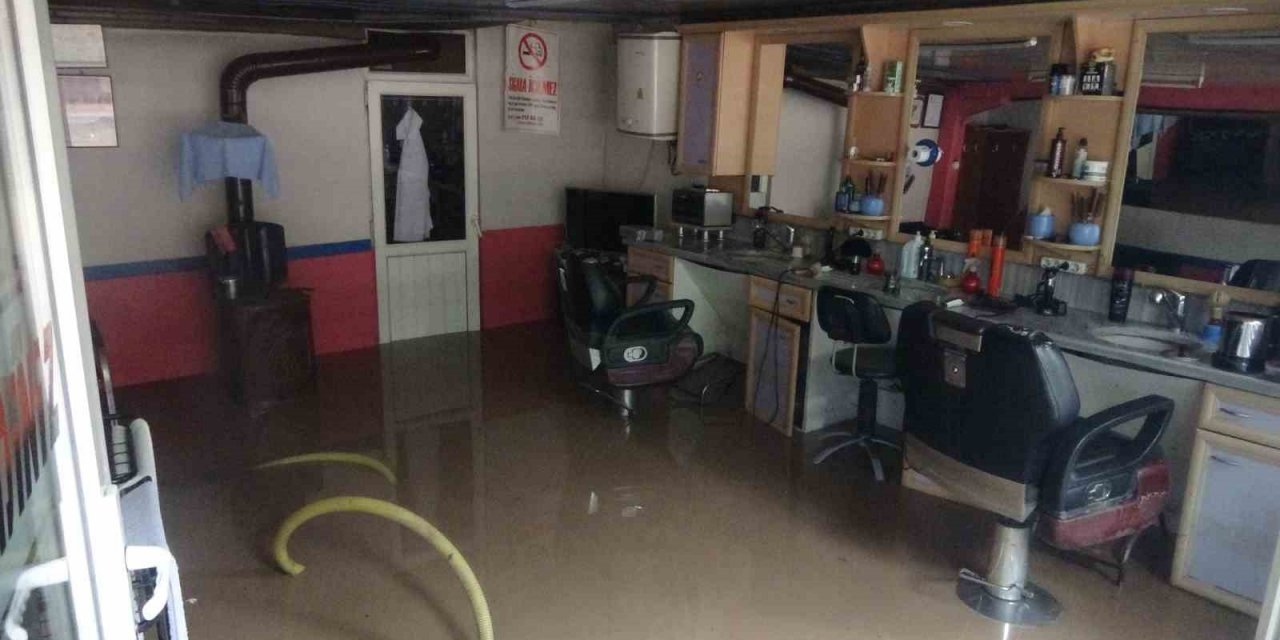 Selden korunmak için masaların üzerine çıkan vatandaşlar kameraya yansıdı