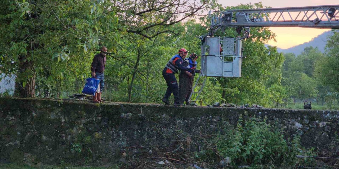 Dere yükseldi, tarlada mahsur kaldılar
