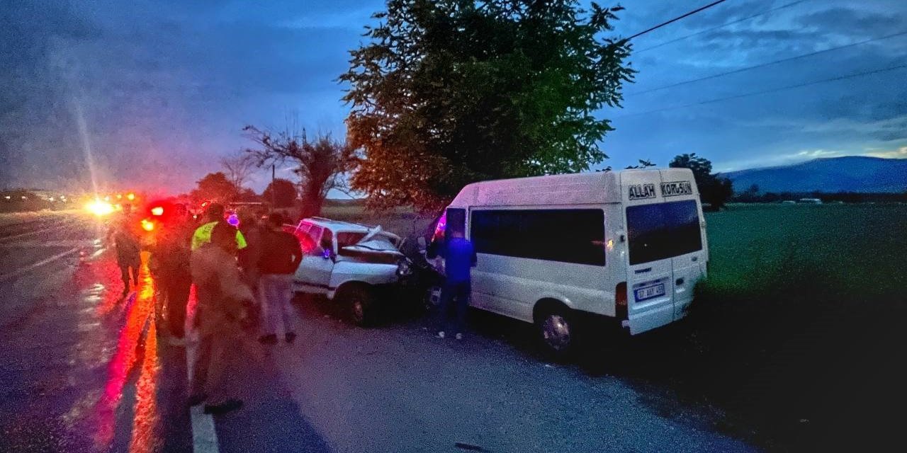 Köpeğe çarpmamak için direksiyonu kırdı, karşı şeride geçerek minibüse çarptı: 1 yaralı