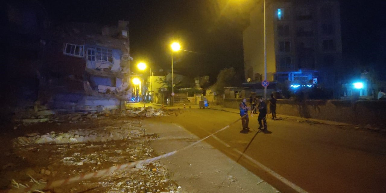 Kırıkhan’da ağır hasarlı 4 katlı bina çöktü