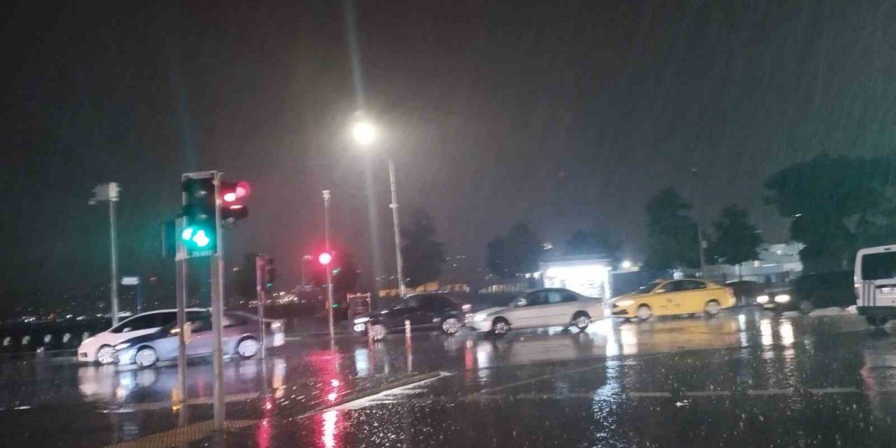 İstanbul’da sağanak yağış başladı
