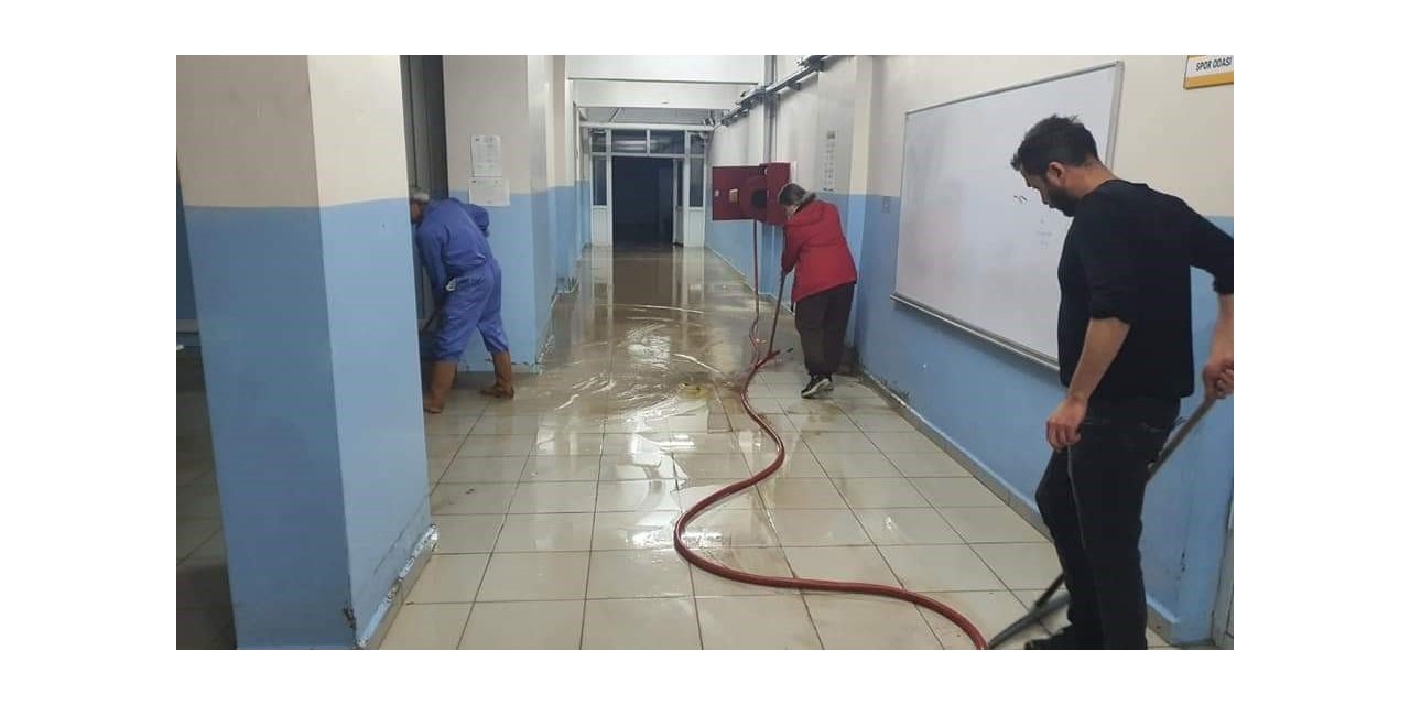 Su basan okulda temizlik çalışmaları başladı
