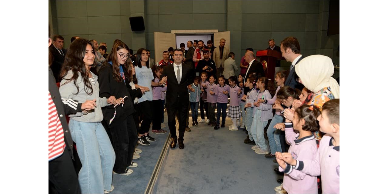 Vali gençlerle halay çekti, bilardo ve masa tenisi oynadı