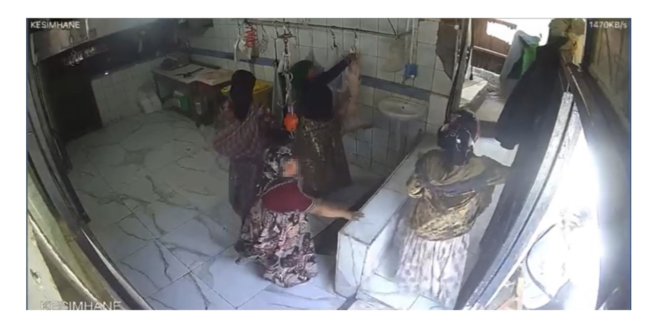 İstanbul’da akıl almaz hırsızlık kamerada: Kancadaki 15 kilogramlık karkas eti çaldılar