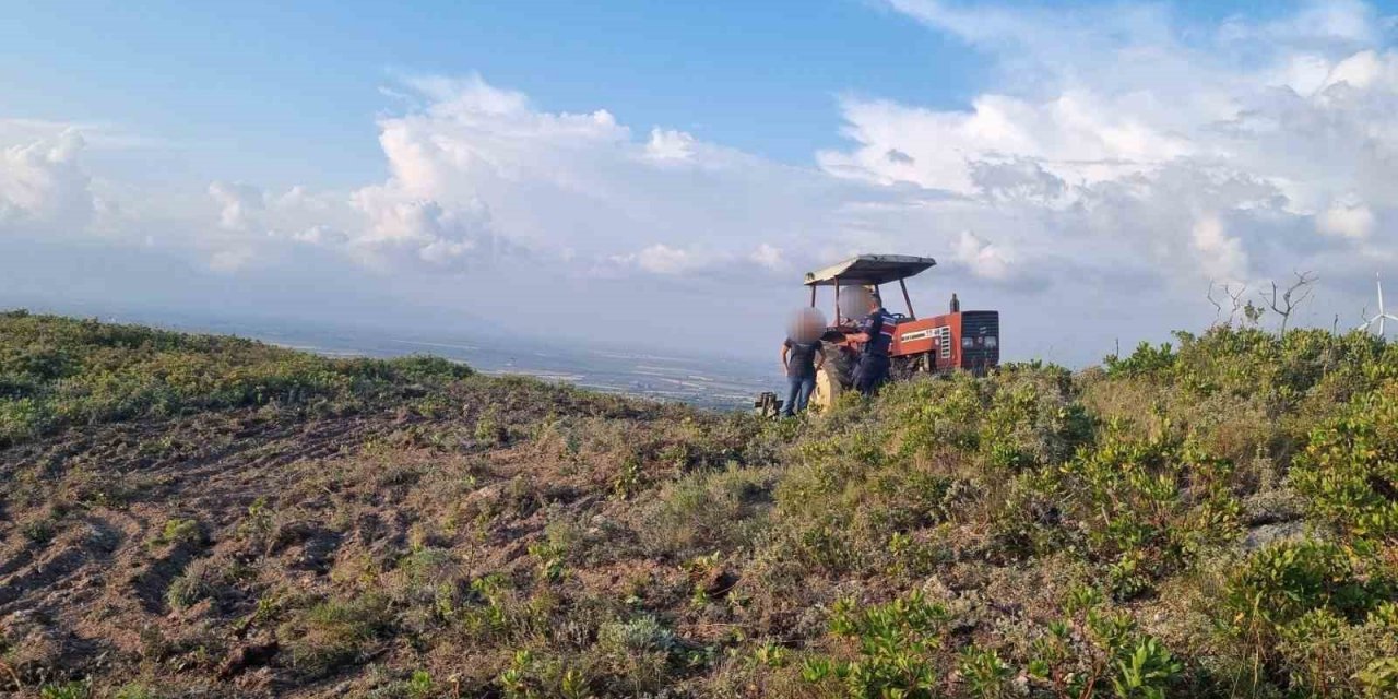 Hazineye ait arazide yol açarken yakalandılar