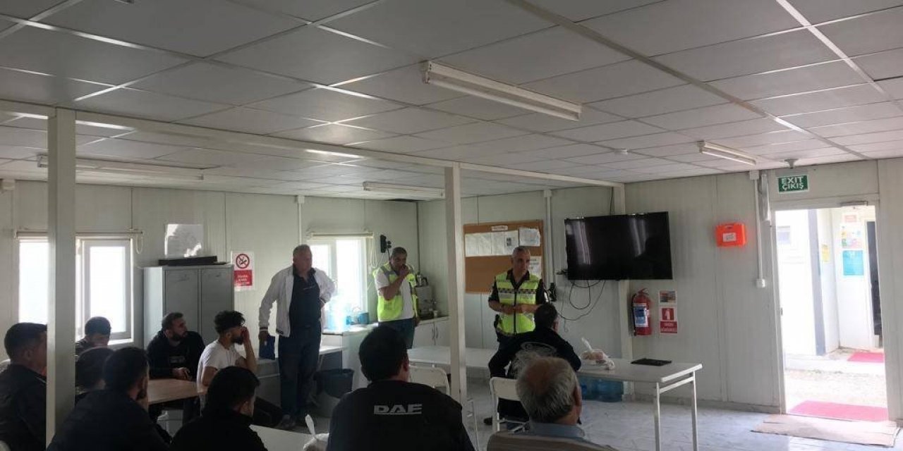 Otoyol inşaatında çalışan şoförlere jandarma’dan eğitim