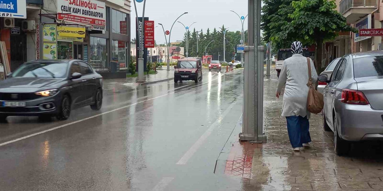 Yağmura yakalanmak istemeyen vatandaşlar hafta sonunu evde geçiriyor