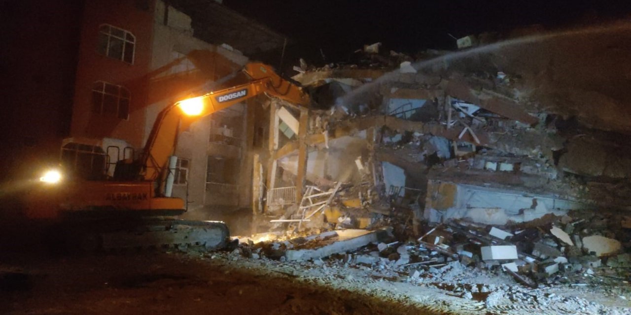 Gece çöken ağır hasarlı bina kontrollü olarak tamamen yıkıldı